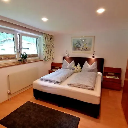 Glockenstuhl, Haus Daire Tux