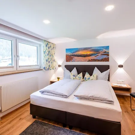 Glockenstuhl, Haus Daire Tux